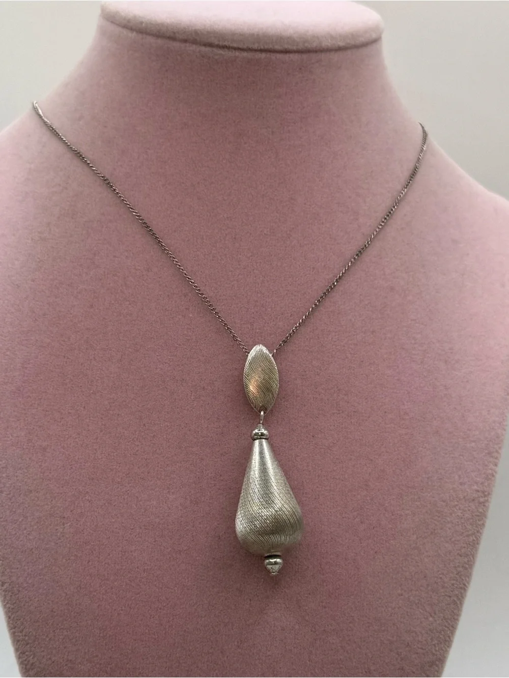 Vintage Sarah Coventry silver toned pear shaped pendant necklace